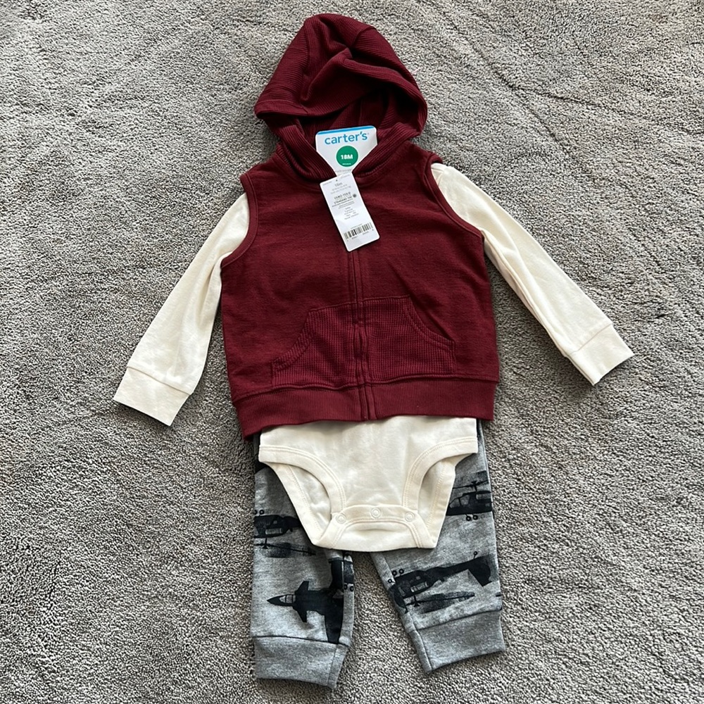 Brand new CARTERS NEW BABY BOY 3 PIECE OUTFIT SIZE 18 month w/tags. Smoke free